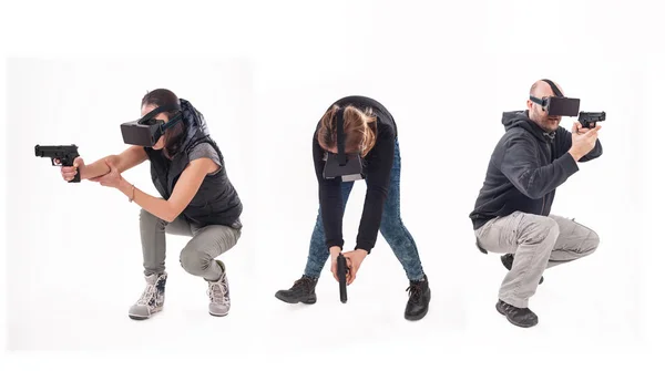 Grupo de personas divirtiéndose con gafas de realidad virtual —  Fotos de Stock