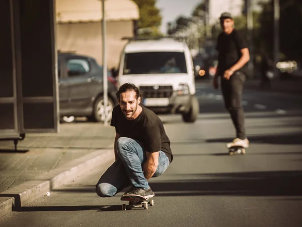 Dois skatistas montam uma pista de skate na rua da cidade — Fotografia de Stock