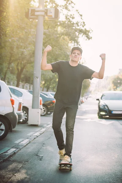 Mutlu ve komik kaykaycı şehir st aracılığıyla kaykay binmek