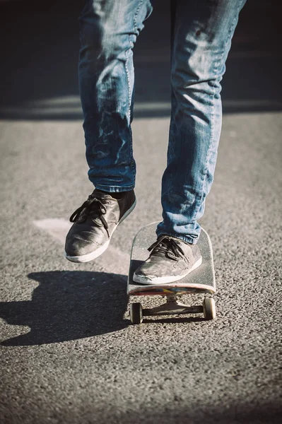 Skateboarder benen paardrijden skateboard op straat — Stockfoto