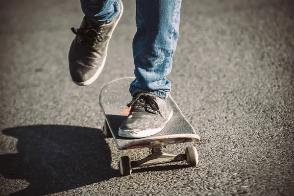 ストリートでスケートボードに乗ってスケートボードの足 — ストック写真