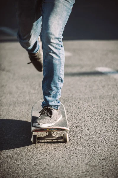 Skateboarder legs riding skateboard on the street — Stock Photo, Image