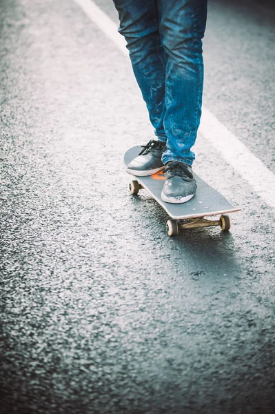 Skateboarder benen paardrijden skateboard op straat — Stockfoto