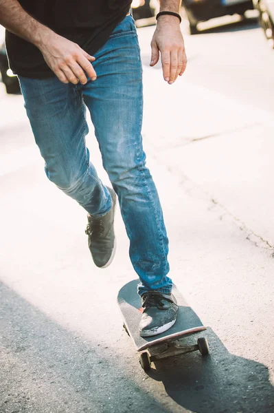 滑板手的腿骑滑板在街上 — 图库照片