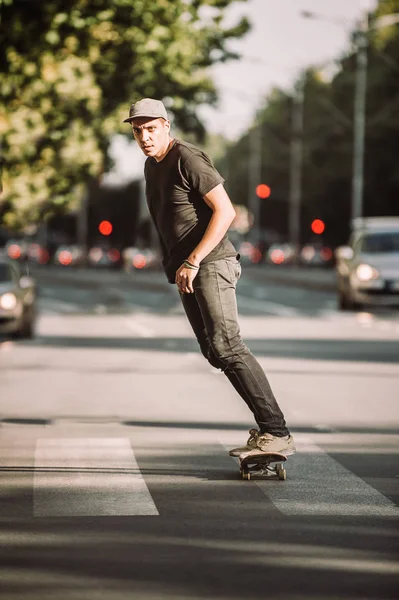 Pro skateboarder paseo monopatín en la calle carretera capital a través de — Foto de Stock