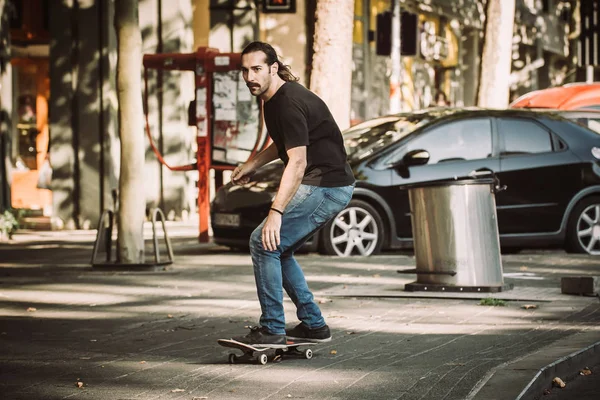 Pro skateboarder paseo monopatín en la calle carretera capital a través de —  Fotos de Stock