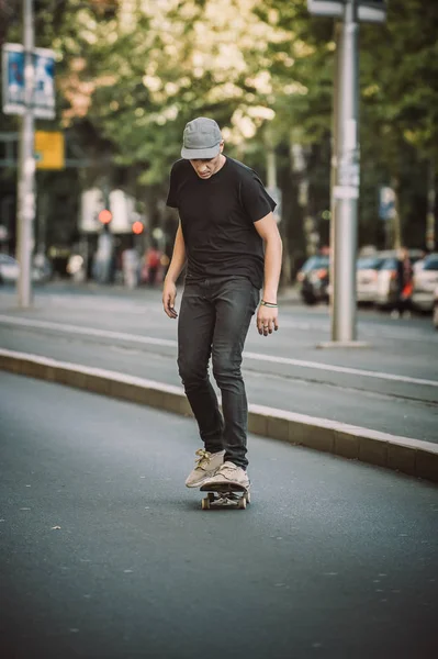 Pro skate passeio de skate skate na capital estrada rua através — Fotografia de Stock