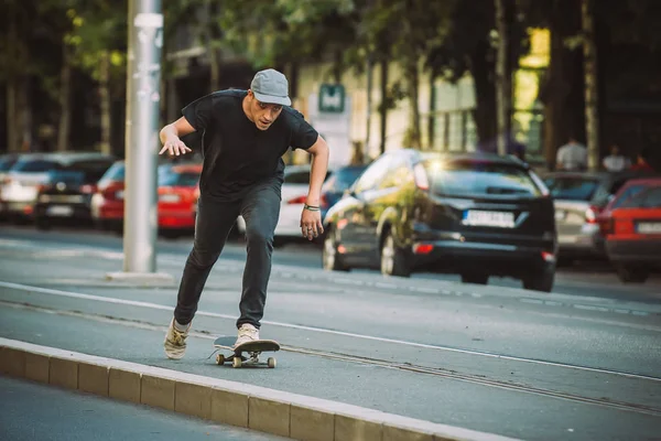 Profi-Skateboarder fährt Skateboard auf Hauptstadtstraße durch — Stockfoto