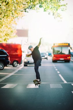 Profesyonel kaykaycı binmek kaykay sermaye yolda aracılığıyla sokak 