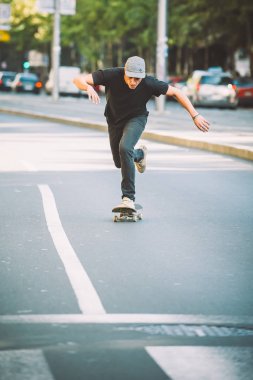 Profesyonel kaykaycı binmek kaykay sermaye yolda aracılığıyla sokak 