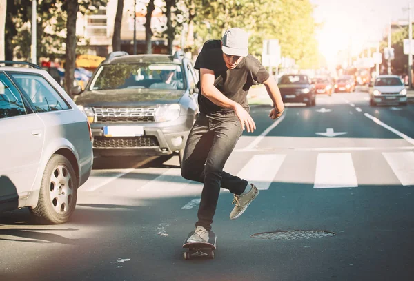 Pro skateboarder giro skateboard sulla strada della capitale attraverso — Foto Stock