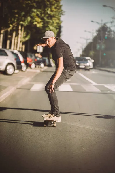 Pro skateboarder paseo monopatín en la calle carretera capital a través de —  Fotos de Stock