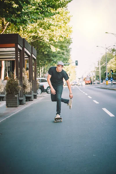 Pro skateboardista jezdit na skateboardu na hlavní silnici ulice prostřednictvím — Stock fotografie