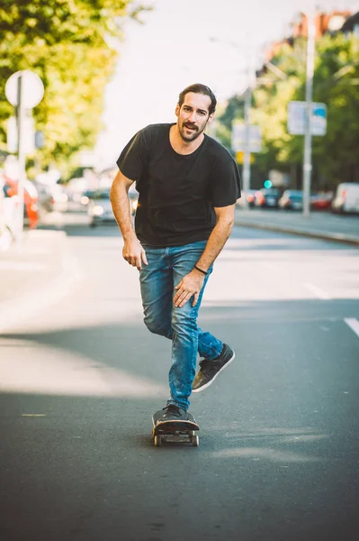 Profesyonel kaykaycı binmek kaykay sermaye yolda aracılığıyla sokak 