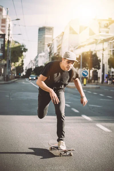 Profesionální skater ježdění skate na ulicích přes auta a tra — Stock fotografie