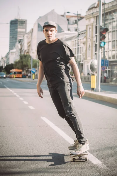 Patinador profissional andar de skate nas ruas através de carros e tra — Fotografia de Stock