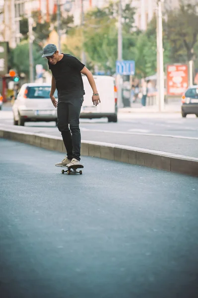 Profesionální skater ježdění skate na ulicích přes auta a tra — Stock fotografie