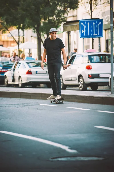 Patinador profissional andar de skate nas ruas através de carros e tra — Fotografia de Stock
