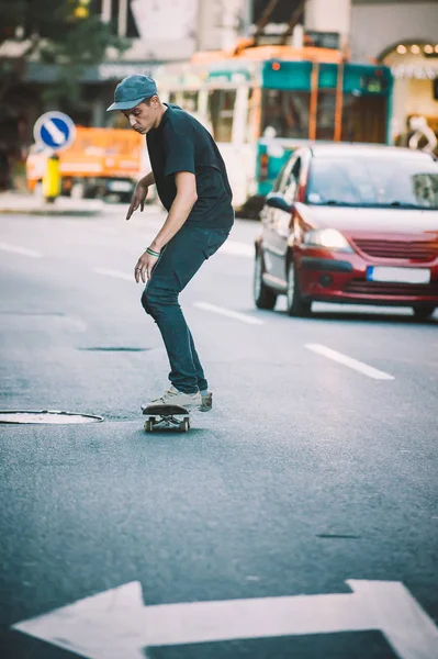 Profesionální skater ježdění skate na ulicích přes auta a tra — Stock fotografie