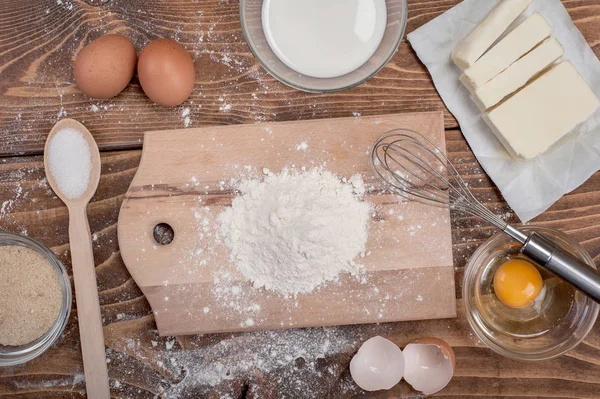 Ingrédients de la recette de pâte sur la table de cuisine en bois rural vintage — Photo