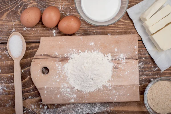 Ingrédients de la recette de pâte sur la table de cuisine en bois rural vintage — Photo