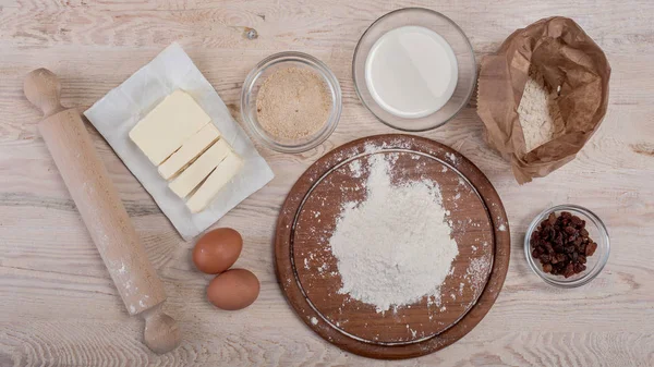 Ingrédients de la recette de pâte sur la table de cuisine en bois rural vintage — Photo