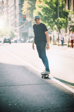 Şehir yolda araba önünde Pro kaykay binici