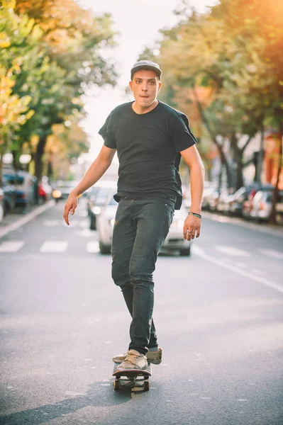 Pro skate piloto na frente do carro na estrada da cidade — Fotografia de Stock