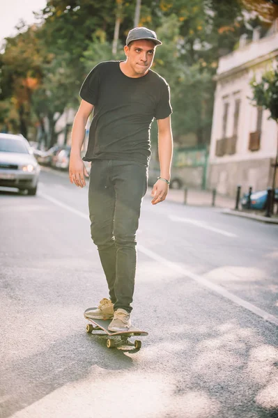 Pro skate piloto na frente do carro na estrada da cidade — Fotografia de Stock
