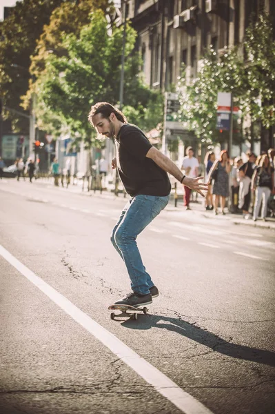 Pro skate piloto na frente do carro na estrada da cidade — Fotografia de Stock