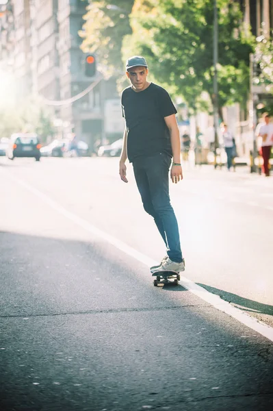 Pro skate piloto na frente do carro na estrada da cidade — Fotografia de Stock