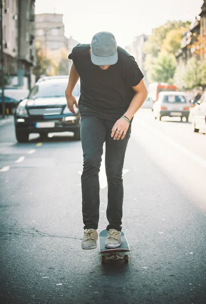 Pro skateboard rider voor auto op weg van de stad — Stockfoto