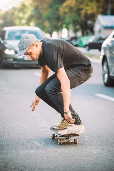 Pro skate piloto na frente do carro na estrada da cidade — Fotografia de Stock