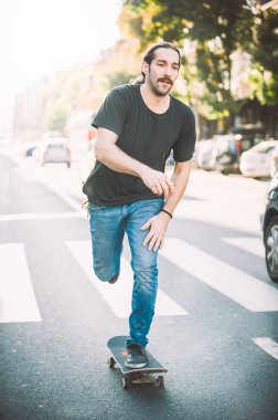 Şehir sokak araba önünde Pro kaykay binici