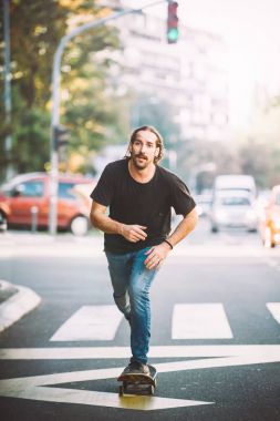 Şehir sokak araba önünde Pro kaykay binici