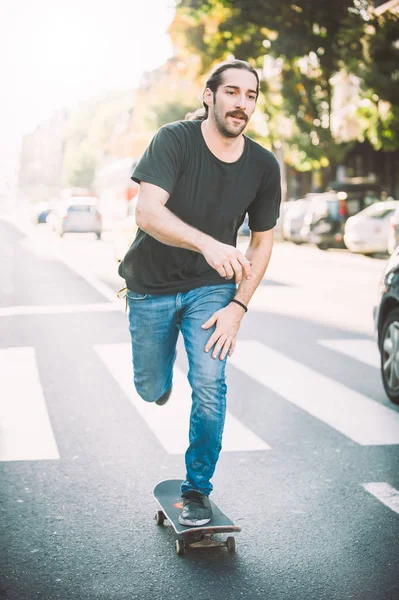 Şehir sokak araba önünde Pro kaykay binici