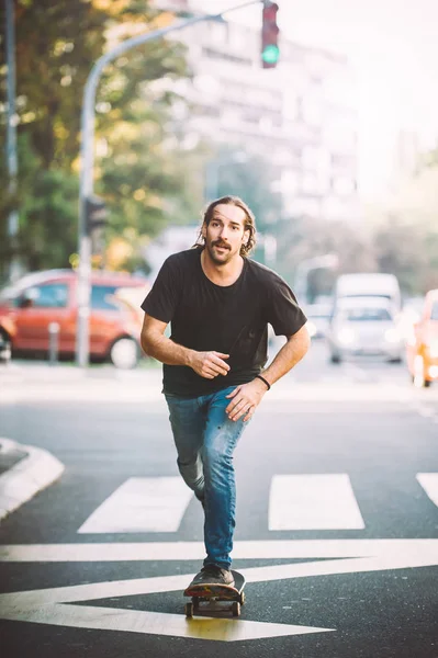 Şehir sokak araba önünde Pro kaykay binici