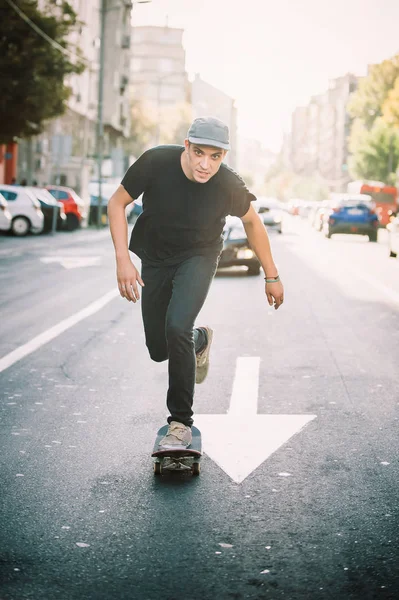 Pro skate piloto na frente do carro na rua da cidade — Fotografia de Stock