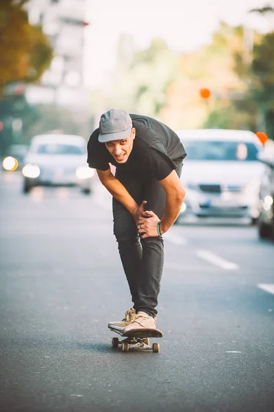 O cavaleiro de skate na rua exausto de andar de skate — Fotografia de Stock