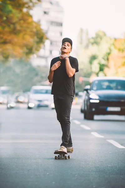 O cavaleiro de skate na rua exausto de andar de skate — Fotografia de Stock