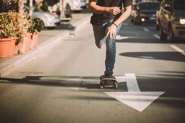 Deskorolka Pro rider przed samochód na ulicy miasta — Zdjęcie stockowe