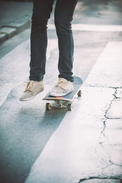 Скейтбордистські ноги верхи скейтборд на вулиці — стокове фото