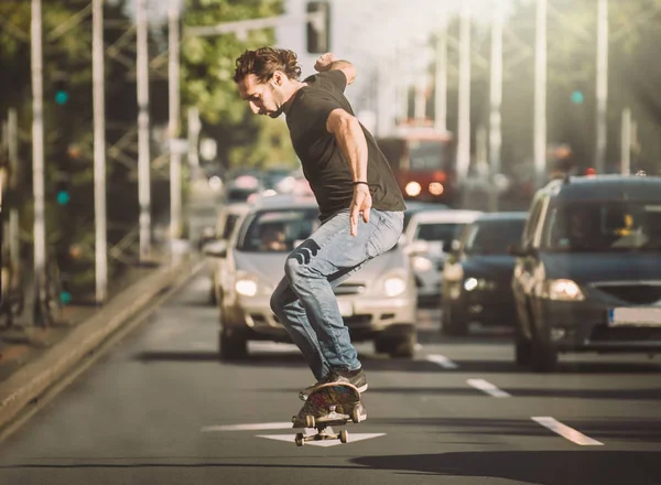 Patinador profesional haciendo trucos y saltos en la calle. Viaje gratis —  Fotos de Stock