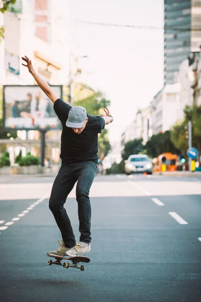 Patinador profesional haciendo trucos y saltos en la calle. Viaje gratis —  Fotos de Stock