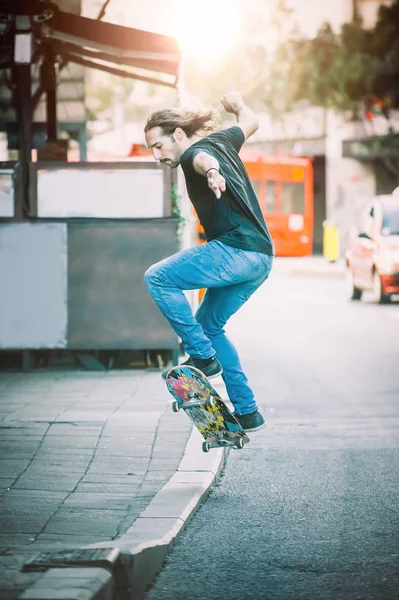 行うプロのスケーターはトリック、通りにジャンプします。無賃乗車 — ストック写真
