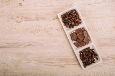 Çikolata ve beyaz kase kuru üzüm