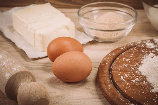 Ingrédients alimentaires pour la pâte une planche de cuisine en bois. Recettes de gâteaux — Photo