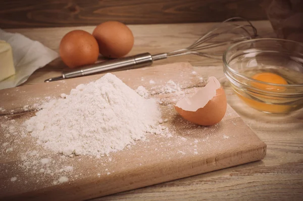 Ingrédients de la recette de pâte sur le panneau de cuisine en bois rural vintage — Photo