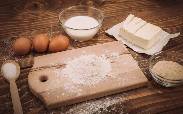 Ingrédients de la recette de pâte sur le panneau de cuisine en bois rural vintage — Photo