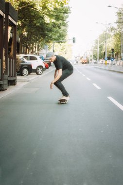 Şehir sokak araba önünde Pro kaykay binici